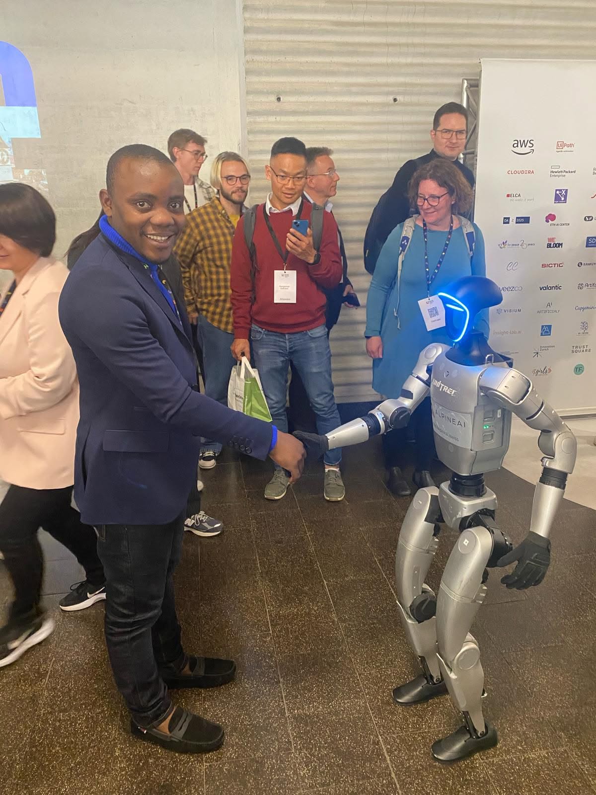 Poignée de main avec un robot humanoïde